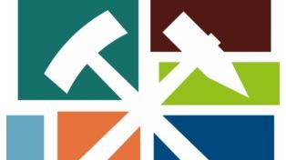 Ein Logo mit sechs Flächen unterschiedlicher Farben, davor die stilisiertern Symbole des Bergbaus, Hammer und Schlegel/Eisen