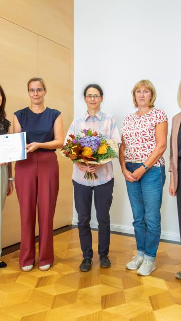 Ende August übergaben Dr. Cindy Krause, Geschäftsführerin der Regionalkammer Mittelsachsen der IHK Chemnitz (rechts) sowie Claudia Liebe, Beraterin Berufliche Bildung der IHK Chemnitz (links) die Urkunde an die TUBAF.