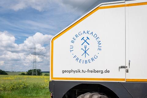 Logo TUBAF auf Fahrzeug