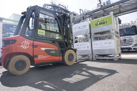 Die ersten im DeCarTrans-Vorhaben produzierten 15.000 Liter des synthetischen Benzins werden an der Großversuchsanlage in Freiberg abgeholt und den Projektpartnern für Kraftstoffuntersuchungen und Kfz-Tests zur Verfügung gestellt. Insgesamt sollen an der Benzinsynthese-Großversuchsanlage rund 380.000 Liter E-Fuels hergestellt werden.
