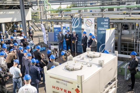 Der Bundesminister für Digitales und Verkehr Volker Wissing und sächsische Ministerpräsident Michael Kretschmer informieren sich am 25. Mai in Freiberg zur ersten Dauerproduktion von synthetischem Kraftstoff an der Großversuchsanlage von TU Bergakademie Freiberg und Chemieanlagenbau Chemnitz.