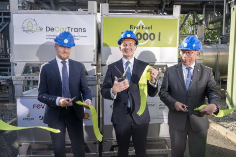 Der sächsische Ministerpräsident Michael Kretschmer, Bundesminister für Digitales und Verkehr Volker Wissing und Rektor Prof. Klaus-Dieter Barbknecht geben die ersten 15.000 Liter des e-Fuels zur Abholung frei.