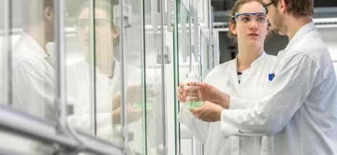 Praxisnahe Lehre in modernen Laboren