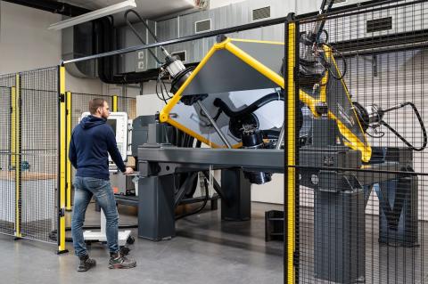 Student an technischem Gerät