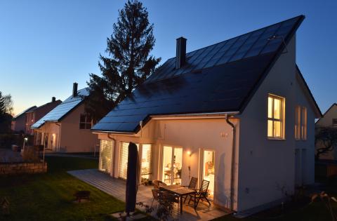 Beleuchtetes Energieautarkes Gebäude in Einfamilienhausbauweise