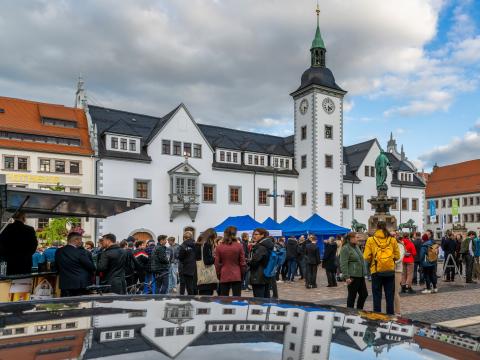 Erstsemesterstudierende beim Get-Together auf dem Freiberger Obermarkt.