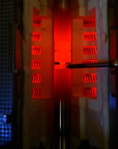 Offener Ofen mit heißen Heizwendeln