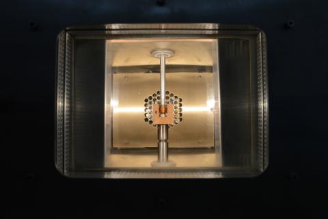 Ofen mit Fenster, darin befindet sich ein Prüfaufbau für Kleinstproben