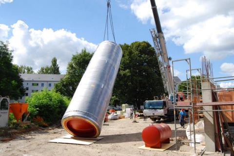 Heißwasserspeicher beim Aufbau in ein Energieautarkes Haus