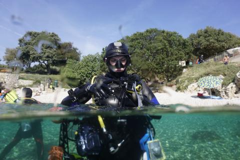 Wissenschaftlicher Taucher Überwasser vor dem Abtauchen