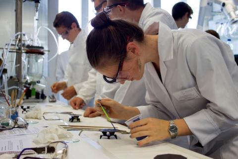 Teilnehmerin Schülerkolleg 2023 beim Emaillieren