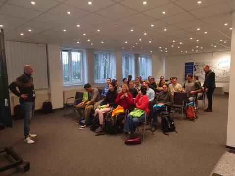 Ein Mitarbeiter der BASF begrüßt die Gruppe Studierender im Besucherzentrum der BASF in Schwarzheide