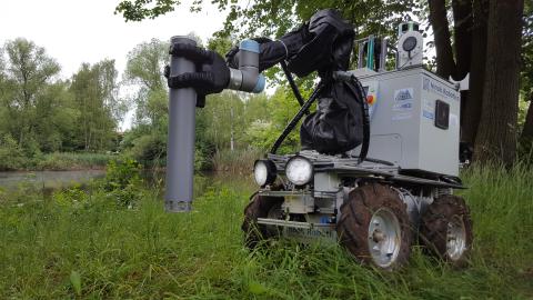 Roboter Julius mit Instrument zur Wasserprobenentnahme