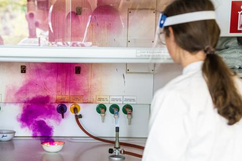 Schülerin beim Experimentieren