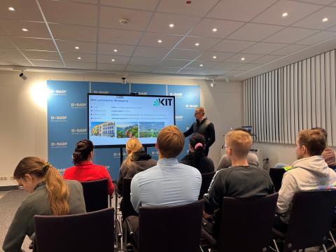 Studierende, die einer ppt Präsentation lauschen