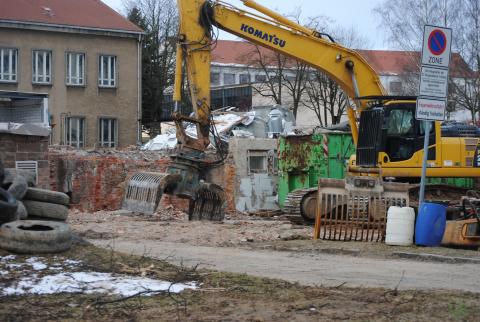 Abriss der alten N2-Ausgabe auf dem Hof des Clemens-Winkler-Baus.