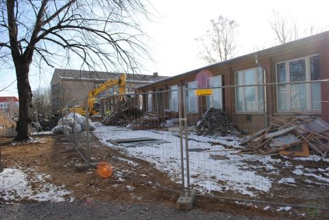 Alter Mathehörsaal und Clemens-Winkler Hauptgebäude im Hintergrund.