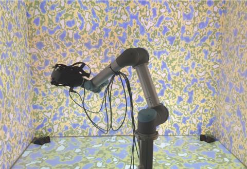 Roboterarm in CAVE zur Messung der Tracking-Genauigkeit von XR-Geräten