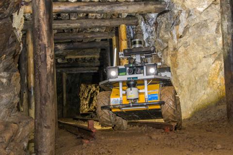 Roboter Alex überquert eine Schiene