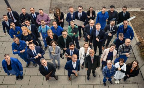 Die Mitarbeiter des Instituts für Metallformung schauen nach oben in die Kamera.