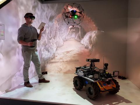 Drohne, Roboter und Nutzer in der CAVE