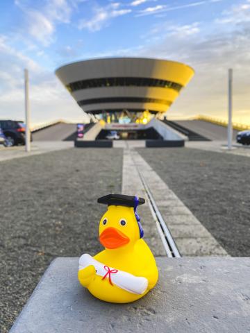 Absolvente vor dem Porsche Werk Leipzig
