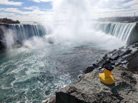 Absolvente auf der kanadischen Seite der Niagarafälle