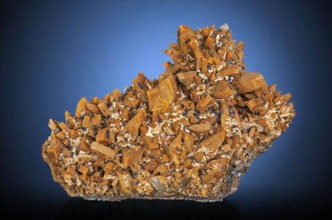 Ein hellbraunes Mineral mit zahlreichen Kristallen