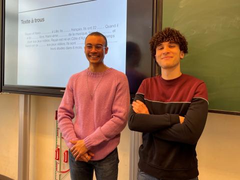 Nano Kingue Mouangue und Reyan Rasoli aus Lyon beim Besuch einer 7. Klasse des Freiberger Geschwister-Scholl-Gymnasiums