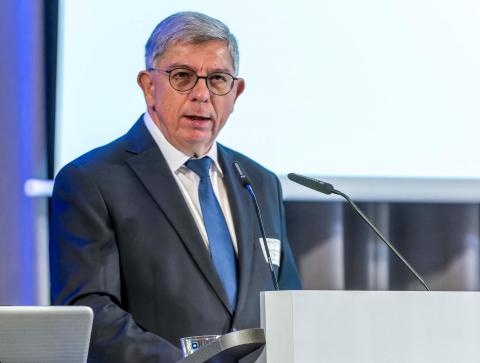 TU-Rektor Prof. Klaus-Dieter Barbknecht eröffnet die 1. sächsische Rohstoffkonferenz mit einem Grußwort.