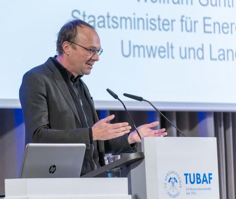 Der sächsische Staatsminister für Energie, Klimaschutz, Umwelt und Landwirtschaft, Wolfram Günther, bei der Rohstoffkonferenz in Freiberg.