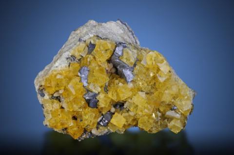 Ein Mineral mit gelben und silbrigen Kristallen
