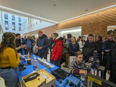 Studieninteressenten am Campustag 2024 in der neuen Bibliothek