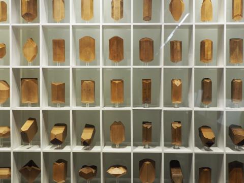 Blicke in eine Vitrine / Krügerhaus Freiberg