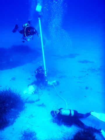 AirLift for targeted exposure of structures in loose sediment