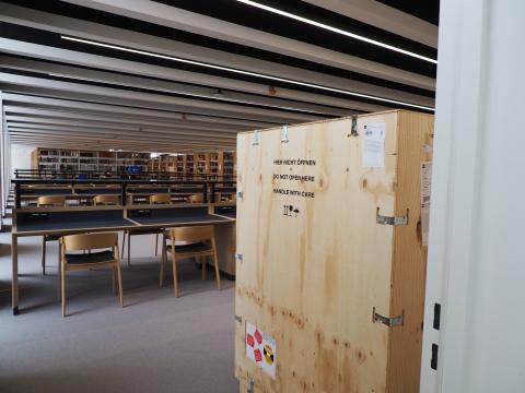 Kiste mit Spezialscanner im Lesesaal