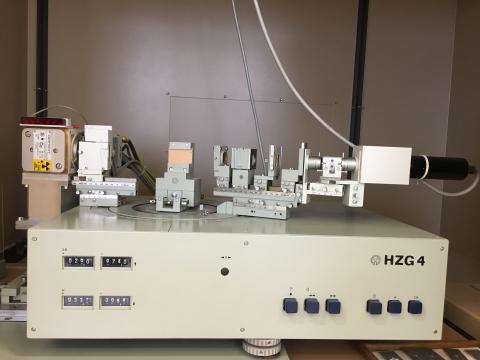 Dargestellt ist ein Röntgendiffraktometer namens HZG 4 für Texturpräparatmessungen..