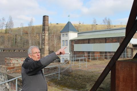 Prof. Helmuth Albrecht führt durch das Industriedenkmal Muldenhütten