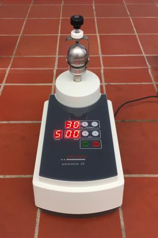 Auf dem Bild eine Mühle zum Homogenisieren dargestellt.