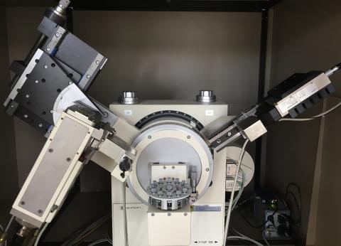 Dargestellt ist ein Röntgendiffraktometer namens XRD 3000 TT für die Röntgenpulverdiffraktometrie.