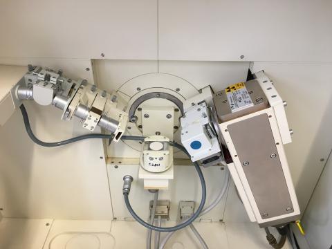 Dargestellt ist ein Röntgendiffraktometer namens XRD 7 für die Röntgenpulverdiffraktometrie.