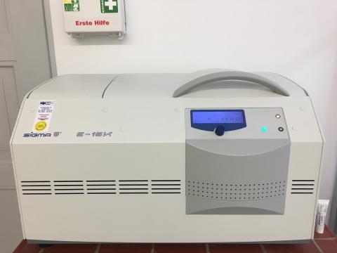 Auf dem Bild ist eine Zentrifuge zur Trennung von Feststoff und Flüssigkeit dargestellt.