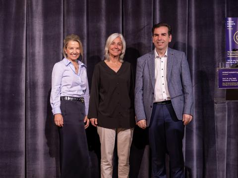 Frau Faidra Grigoriadou (Chemiefachlehrerin), Frau Annedore Dierker (Schulleiterin der DSA Athen) &amp; Prof. Aneziris