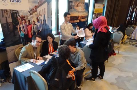 Drei Personen am Messestand der TU Bergakademie Freiberg befinden sich gleichzeitig im Gespräch mit drei Messebesuchern.