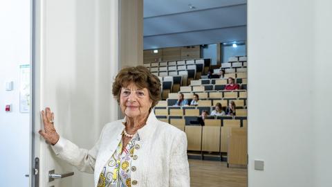 Frau Dr. Krüger vor dem Hörsaal im Dietrich von Freiberg-Bau