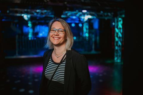 Lächelnde Frau in leerer Disko