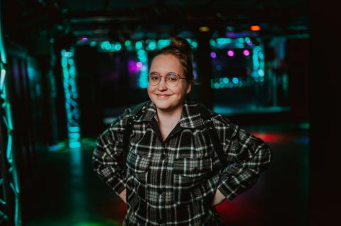 Lächelnde Frau in leerer Disko