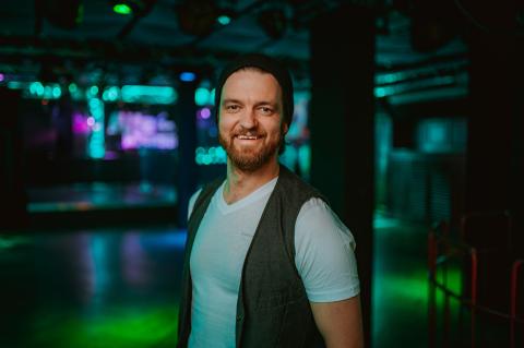 Lächelnder Mann in leerer Disko