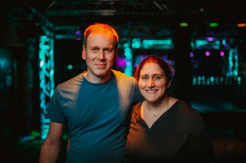 Lächelndes Pärchen in Disko