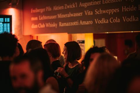 Frau auf einer Party